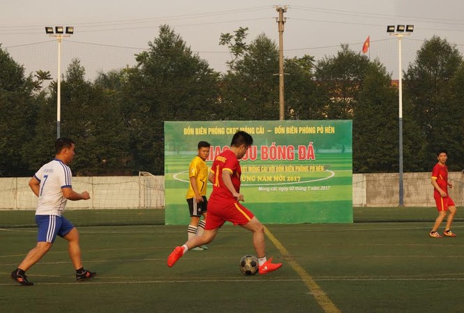 Chiến sĩ biên phòng thi tài đá bóng Một pha bóng trong trận đấu