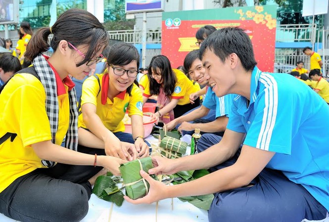 Gần 38.000 chiến sĩ TP. HCM ra quân chiến dịch Xuân tình nguyện 2017 Các chiến sĩ Xuân tình nguyện tham gia hoạt động gói bánh chưng. Số bánh này sẽ được tặng cho những hộ gia đình khó khăn, gia đình chính sách tại các địa bàn của TPHCM