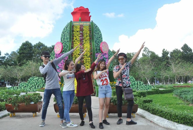 Giới trẻ đội nắng chụp ảnh bên thác hoa lớn nhất Việt Nam Nhiều bạn trẻ chụp ảnh bên thác hoa.