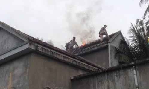 Người dân lật tung mái nhà để chữa cháy Người dân phải phá cửa, lật tung mái nhà để chữa cháy.