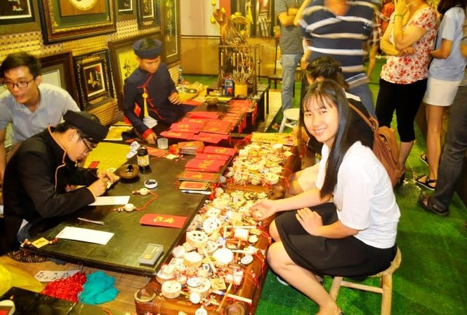Lung linh phố ông đồ giữa lòng Sài Gòn Ngày 15/1, phố ông đồ tại Nhà văn hóa Thanh niên TPHCM đã chính thức hoạt động đón Tết Nguyên đán 2017.