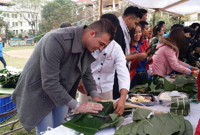 Bạn trẻ thế giới trải nghiệm Tết cổ truyền Việt Nam Sinh viên Việt Nam và du học sinh nước ngoài tại Việt Nam cùng nhau gói bánh chưng.