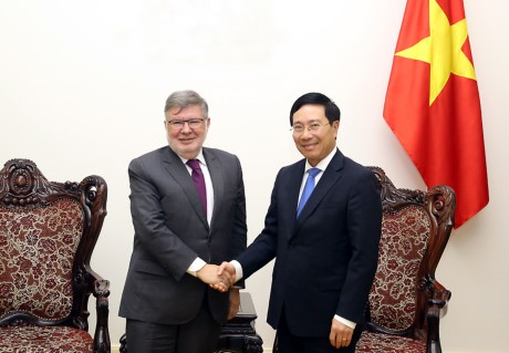 Tăng cường hợp tác giao thông vận tải Việt-Pháp Phó Thủ tướng Phạm Bình Minh và Quốc vụ khanh phụ trách Giao thông, Biển và Thủy sản Pháp Alain Vidalies. Ảnh: VGP/Hải Minh