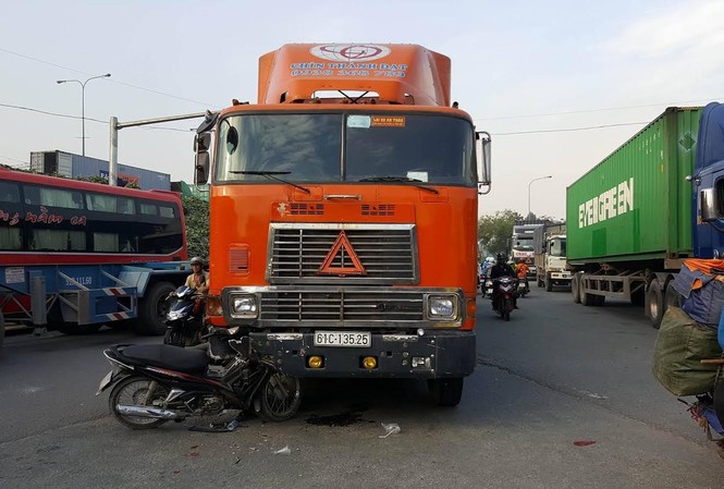 Xe máy găm chặt vào đầu xe container sau cú đâm kinh hoàng Hiện trường vụ tai nạn.