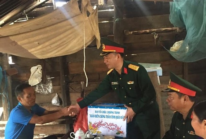 Ấm áp Tết quân dân Lãnh đạo các đơn vị trao tặng quà cho các hộ dân ở Đắc Lắk