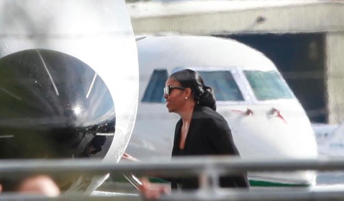 Vợ chồng ông Obama đi nghỉ ở đảo của tỷ phú Anh Bà Michelle lên máy bay của tỷ phú Richard Branson để đến quần đảo Virgin. Ảnh: AP