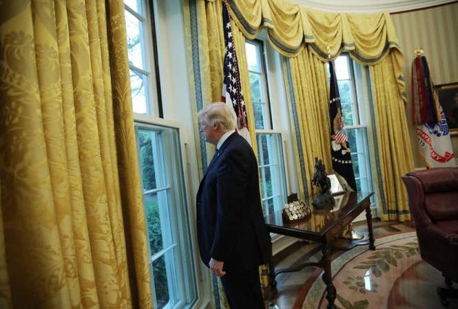 Ông Trump lần đầu nói về Chủ tịch Triều Tiên Kim Jong-un Tổng thống Mỹ Donald Trump trong buổi phỏng vấn với phóng viên Reuters tại Phòng Bầu Dục. Ảnh: Reuters