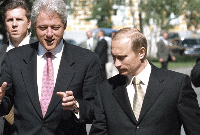 Tổng thống Putin từng muốn Nga gia nhập NATO Cựu Tổng thống Mỹ Bill Clinton (trái) trò chuyện với Tổng thống Nga Vladimir Putin trong chuyến thăm Moscow hồi năm 2000.