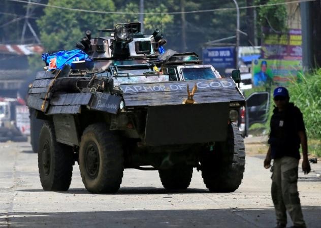Philippines bắt giữ thành viên cấp cao của phiến quân Maute Xe bọc thép chở quân của quân đội Philippines Amai Pakpak, Marawi. Ảnh: Reuters