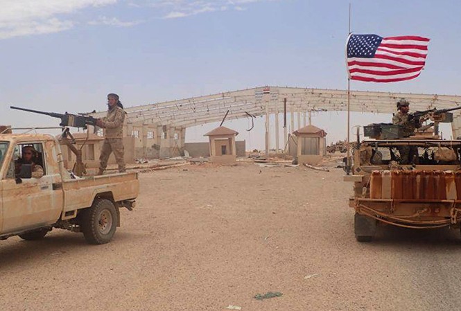 Nghị sĩ Mỹ thừa nhận 'đã sai' khi đặt căn cứ quân sự ở Syria Lính Mỹ và chiến binh chống chính phủ Syria đang chiến đấu ở biên giới Syria-Iraq tại Tanf, nam Syria. Ảnh: AP