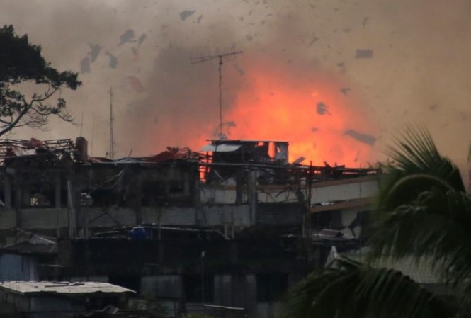Philippines tổng tấn công, quyết giải phóng Marawi cuối tháng lễ Lửa bốc lên sau khi máy bay ném bom OV-10 không kích xuống thành phố Marawi. Ảnh: Reuters