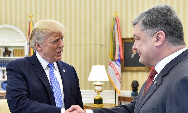 Tổng thống Ukraine thăm Nhà Trắng, Mỹ mở rộng trừng phạt Nga Tổng thống Mỹ Donald Trump bắt tay người đồng cấp Ukraine Petro Poroshenko tại Nhà Trắng. Ảnh: TASS