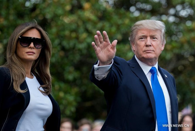 Trump cùng phu nhân sang Pháp – lối thoát tạm thời giữa ‘tâm’ scandal Ông Trump và vợ chào tạm biệt mọi người trước khi rời Nhà Trắng sang Pháp. Ảnh: Tân Hoa Xã