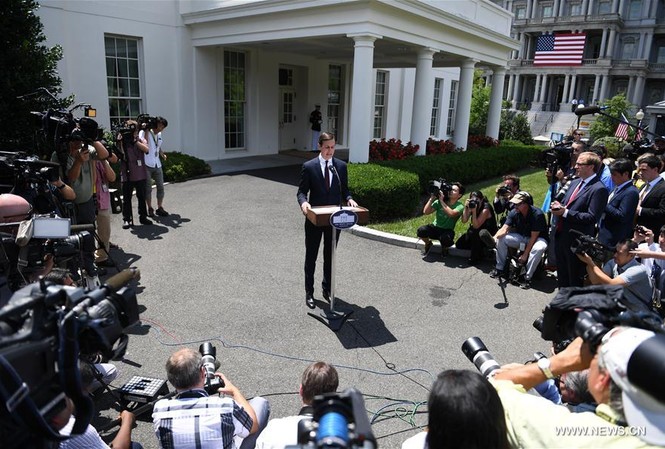 Con rể Trump thừa nhận gặp người Nga 4 lần trong chiến dịch tranh cử Cố vấn cao cấp Nhà Trắng Jared Kushner phát biểu trước báo chí về cáo cuộc thông đồng với Nga ngày 24/7. Ảnh: Tân Hoa Xã
