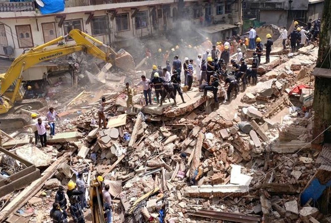 Tòa nhà 117 tuổi đổ sập do mưa lớn, 11 người thiệt mạng Hiện trường vụ tòa nhà cổ 6 tầng đổ sập. Ảnh: Reuters