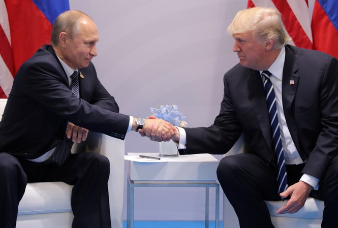 Điện Kremlin nói gì về thoả thuận bất động sản với Tập đoàn Trump? Ông Putin (trái) và ông Trump lần đầu gặp nhau hồi tháng 7. Ảnh: Reuters