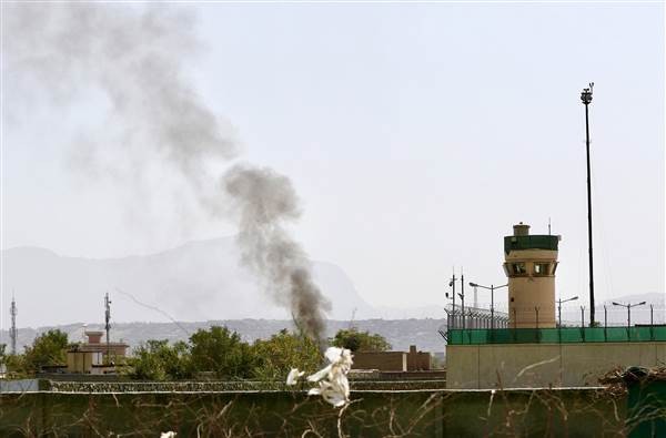 ‘Trả đũa’ vụ tấn công sân bay Kabul, Mỹ không kích nhầm vào thường dân Cột khói bốc lên từ khu vực sân bay quốc tế Kabul ngày 27/9. Ảnh: Reuters