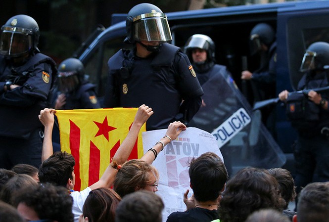 Quan chức EU ‘bênh’ Tây Ban Nha về hành động bạo lực với người Catalan Cảnh sát Tây Ban Nha đàn áp người Catalan trong cuộc trưng cầu dân ý hôm 1/10. Ảnh: Reuters