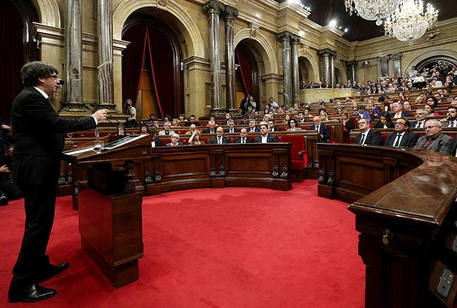Hoãn tuyên bố độc lập, lãnh đạo Catalan chờ đàm phán Lãnh đạo xứ Catalan Carles Puigdemont trong hội nghị ở Barcelona hôm 10/10. Ảnh: Reuters