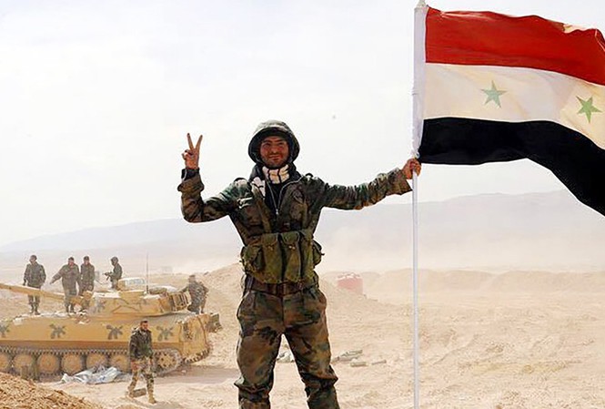 Không tới 8% lãnh thổ Syria còn bóng dáng IS Binh sĩ Syria ăn mừng việc phá bỏ thành công vòng vây hãm của IS ở Deir ez-Zor. Ảnh: Sputnik
