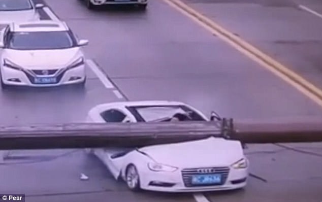 Cần trục khổng lồ đè bẹp xe ôtô, tài xế sống sót thần kỳ Cần trục khổng lồ đè bẹp xe ôtô, tài xế sống sót thần kỳ