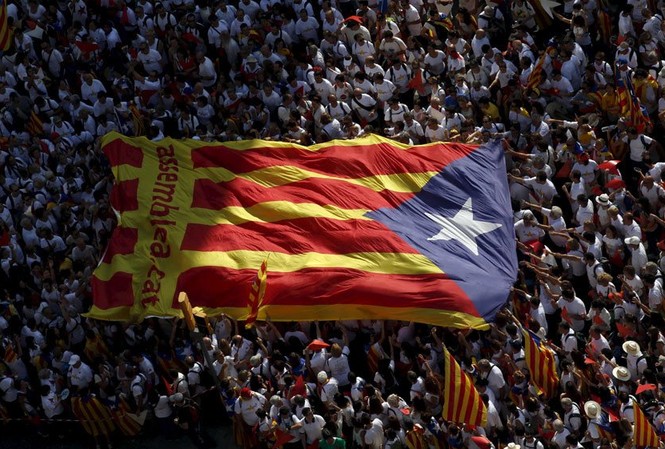 Tranh cãi xung quanh tính hợp pháp của việc Catalonia tuyên bố độc lập Catalonia chính thức tuyên bố độc lập bất chấp sự phủ nhận từ chính quyền Madrid. Ảnh: RT