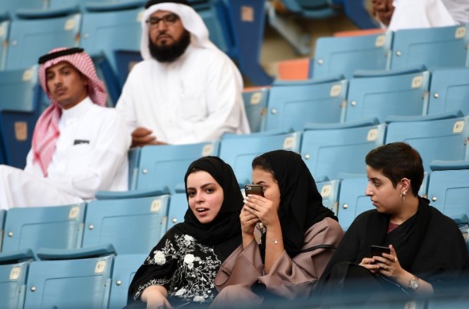 Ả Rập Saudi tiếp tục nới lỏng luật lệ hà khắc với phụ nữ Phụ nữ Ả Rập Saudi sắp được đến các sân vận động lớn cùng gia đình để theo dõi các sự kiện thể thao. Ảnh: CNN