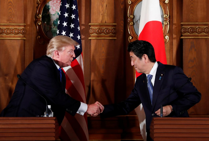 Tổng thống Mỹ xoáy sâu vấn đề Triều Tiên trong chuyến thăm Nhật Bản Tổng thống Mỹ Donald Trump và Thủ tướng Nhật Bản Shinzo Abe đã hội đàm song phương tại Cung điện Akasaka ở Tokyo. Ảnh: Reuters