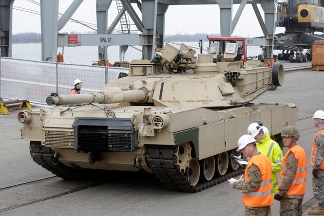 Vì sao Mỹ chi 4,6 tỷ USD cho NATO Xe tăng chiến đấu Abrams của Mỹ tại cảng của thủ đô Riga, Latvia vào ngày 9/3/2015. Ảnh: Reuters