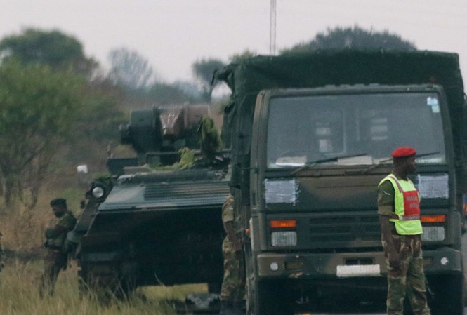 Chính phủ, quân đội Zimbabwe bác tin đảo chính Xe quân đội Zimbabwe đóng chốt tại các con đường ở thủ đô Harare. Ảnh: Reuters