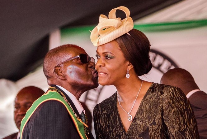 Nghị sĩ Zimbabwe hé lộ nguyên nhân cuộc chính biến Vợ chồng Tổng thống Zimbabwe Robert Mugabe và Đệ nhất Phu nhân Grace Mugabe.