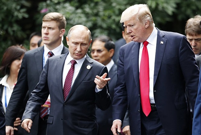 Tổng thống Trump kiên trì tìm kiếm ‘tiếng nói chung’ với Nga Tổng thống Mỹ Donald Trump nói chuyện với người đồng cấp Nga Vladimir Putin tại APEC 2017. Ảnh: AP