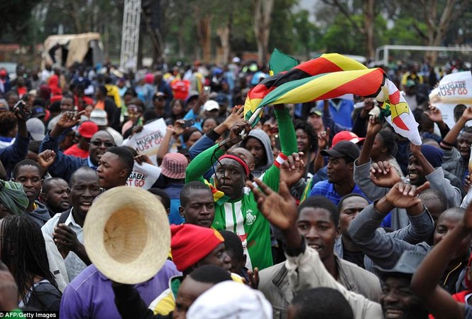 Đảng cầm quyền Zimbabwe bắt đầu họp sa thải Tổng thống 93 tuổi Người dân thủ đô Harare đổ xuống đường đòi Tổng thống Zimbabwe Robert Mugabe từ chức. Ảnh: AFP