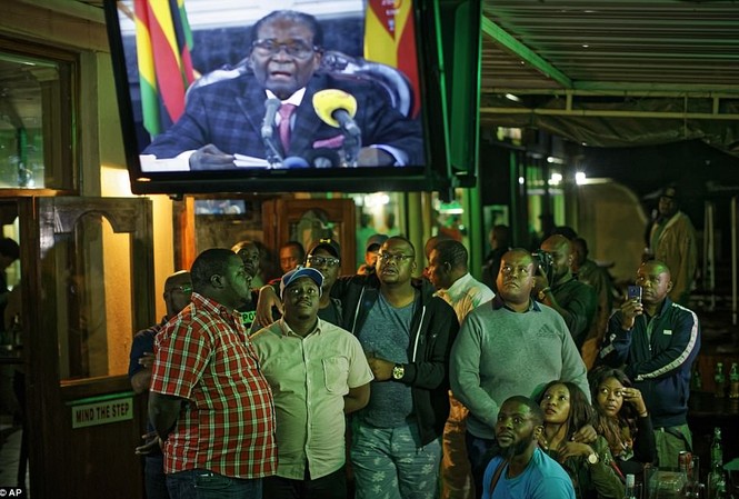 Tổng thống Zimbabwe chấp nhận từ chức để giữ khối tài sản tỷ USD Người dân chờ đợi Tổng thống Zimbabwe Robert Mugabe tuyên bố từ chức. Ảnh: AP