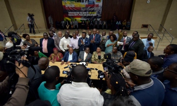 Đảng cầm quyền Zimbabwe khởi động tiến trình luận tội tổng thống Đảng Zanu-PF họp báo tuyên bố kế hoạch luận tội Tổng thống Robert Mugabe. Ảnh: News24