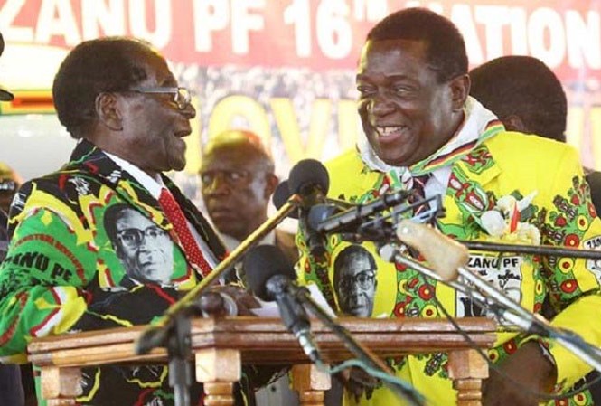 ‘Cá sấu’ Mnangagwa tiết lộ cuộc nói chuyện với Tổng thống Zimbabwe Tổng thống Zimbabwe Robert Mugabe (trái) khi còn thân thiết với cựu cấp phó Emmerson Mnangagwa. Ảnh: Twitter