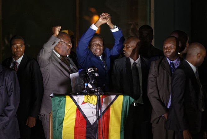 Cựu phó tổng thống lưu vong trở về Zimbabwe, chủ trì ‘bữa tiệc lớn’ Lãnh đạo mới của Zimbabwe, ông Emmerson Mnangagwa, giơ cao nắm đấm ăn mừng "triều đại mới" với người dân. Ảnh: AP
