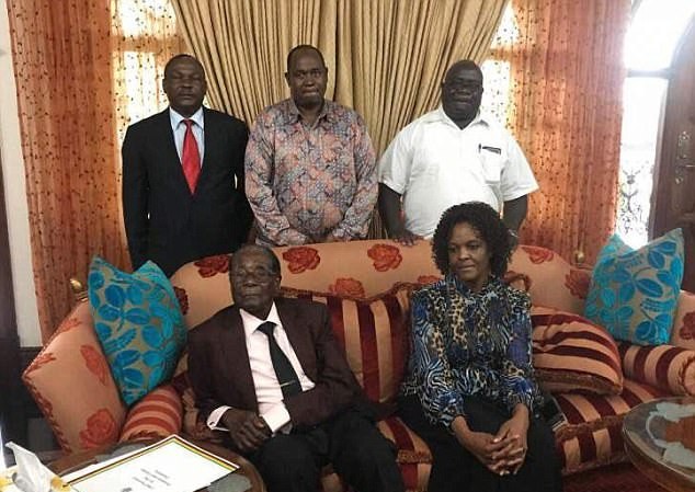 Hình ảnh đầu tiên về cựu phu nhân tổng thống Zimbabwe sau binh biến Hình ảnh đầu tiên của bà Grace tại tư gia, biệt thự Blue Roof, hai ngày sau khi ông Mugabe từ chức. Ảnh: Daily Mail