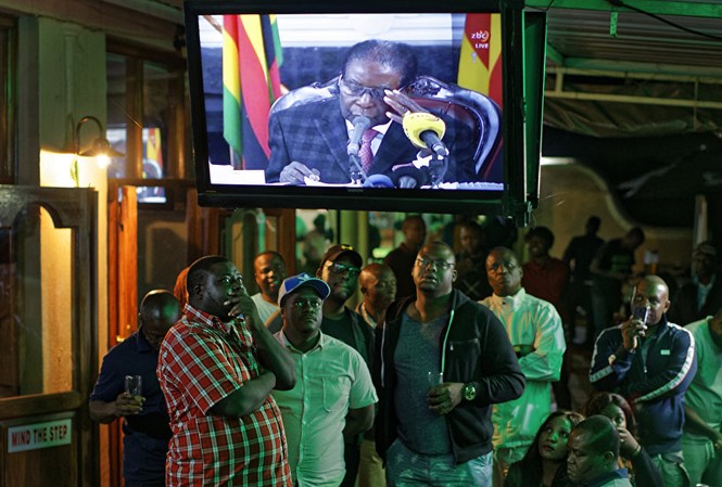 Thân tín kể giây phút cựu Tổng thống Zimbabwe từ bỏ ‘ngai vị’ Cựu Tổng thống Zimbabwe Robert Mugabe từ chối từ chức trên sóng truyền hình ngày 19/11. Ảnh: AP