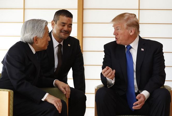 Ấn định ngày Nhật hoàng Akihito thoái vị Nhật hoàng Akihito gặp Tổng thống Mỹ Donald Trump hồi đầu tháng 11. Ảnh: AFP