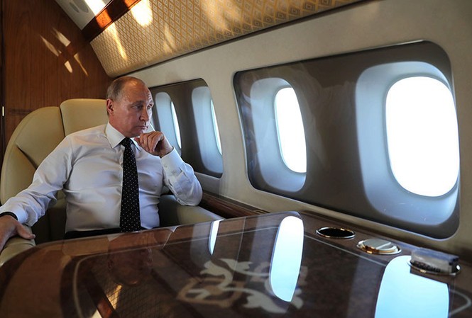 Tổng thống Putin ngắm đội hộ tống Su-35 từ chuyên cơ dát vàng Tổng thống Nga Vladimir Putin trên chuyên cơ dát vàng Il-96.
