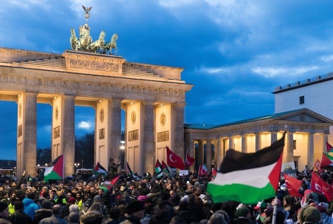 Giới chức Đức đau đầu vì làn sóng biểu tình chống Mỹ-Israel ở Berlin Hàng nghìn người biểu tình chống Mỹ và Israel ở Berlin. Ảnh: Twitter