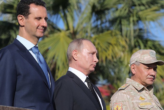 Chuyên gia giải mã quyết định rút quân đội khỏi Syria của ông Putin Tổng thống Nga Putin gặp người đồng cấp Syria Bashar al-Assad tại căn cứ không quân Khmeimim. Ảnh: Sputnik