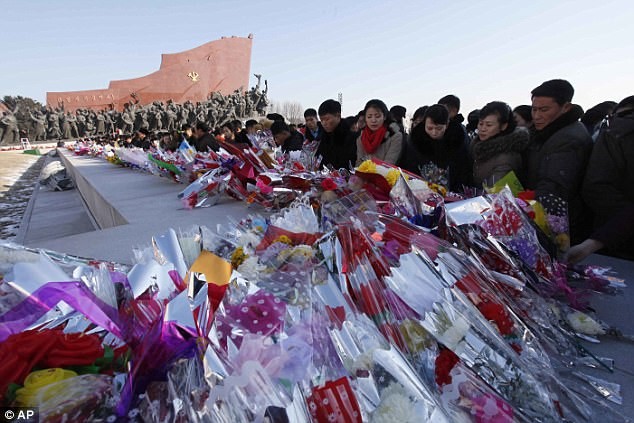 Hàng ngàn người Triều Tiên dâng hoa tưởng nhớ ngày mất Kim Jong-il Ảnh: AP