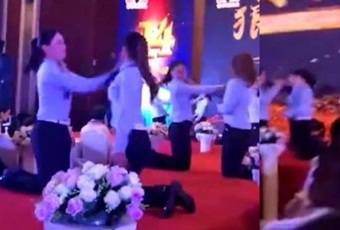 Bắt nữ nhân viên tát nhau để ‘nâng cao tinh thần đồng đội’ Các nữ nhân viên công ty Trung Quốc tát nhau trong lễ tổng kết năm. Ảnh cắt từ video