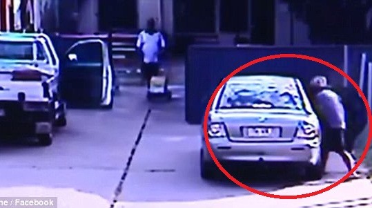 Thót tim cảnh bé gái suýt bị bắt cóc do cha mẹ bất cẩn Kẻ thủ ác suýt bắt cóc thành công bé gái 8 tuổi. Ảnh cắt từ video