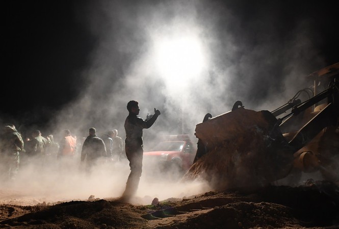 Phát hiện 115 thi thể do IS sát hại gần thành trì cũ Raqqa Quân đội Syria khai quật mộ tập thể ở Raqqa. Ảnh: AFP