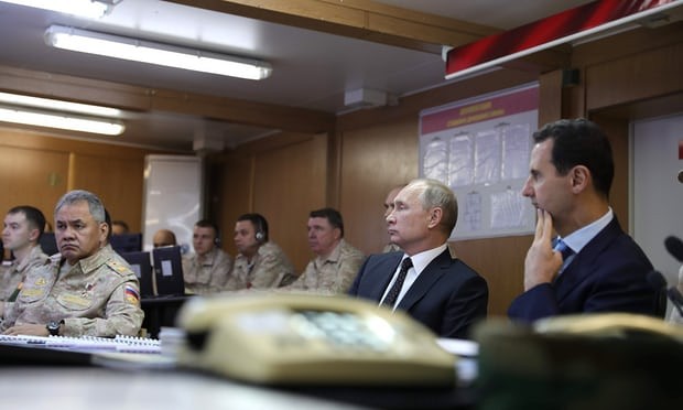 Phiến quân Syria phá huỷ ít nhất 7 máy bay của Nga Tổng thống Nga Vladimir Putin ghé thăm Căn cứ Không quân Khmeimim, nơi được cho vừa xảy ra vụ pháo kích khiến 7 máy bay bị phá huỷ. Ảnh: Anadolu Agency/Getty Images