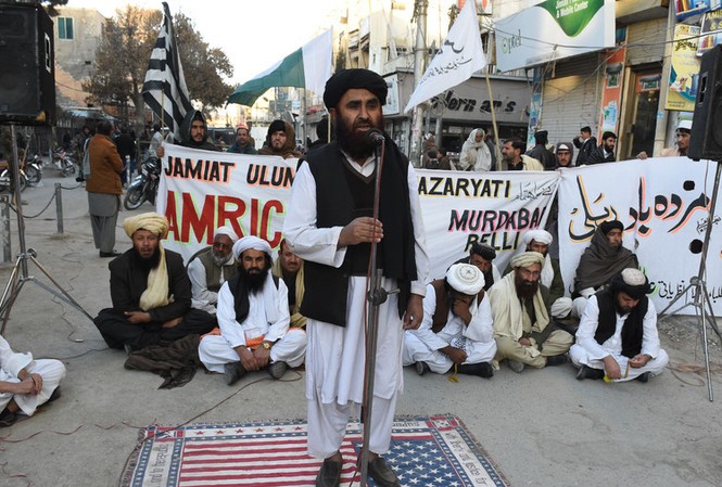 Pakistan đe doạ đáp trả sau quyết định cắt viện trợ của Mỹ Người Pakistan biểu tình phản đối Tổng thống Mỹ Trump. Ảnh: AFP
