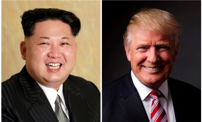 Đại sứ tại LHQ, giám đốc CIA gợi lại vụ ‘khoe’ nút hạt nhân của Trump Tổng thống Mỹ Donald Trump (phải) và Chủ tịch Triều Tiên Kim Jong-un. Ảnh: RT